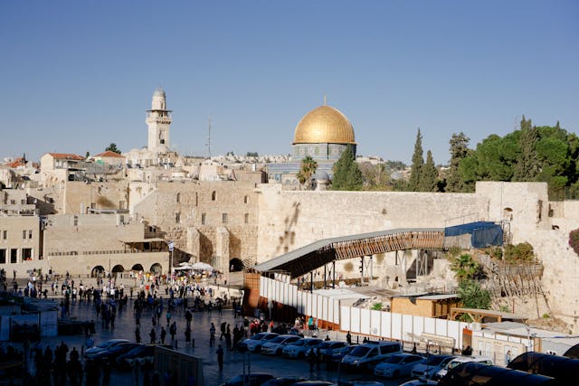 Historic view of Jerusalem’s Western Wall and the Dome of the Rock, highlighting Israel’s rich cultural heritage and spiritual significance for medical tourists seeking holistic healing.